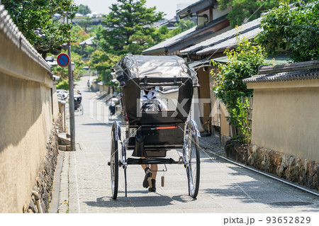 京都東山　ねねの道を行く人力車 93652829