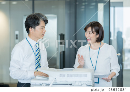 オフィスで上司に話しかける女性スタッフ 93652884