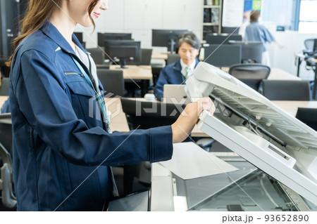 オフィスで働く作業着姿のビジネスマン　顔なし 93652890