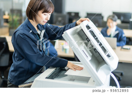 オフィスで働く作業着姿の女性エンジニア 93652893