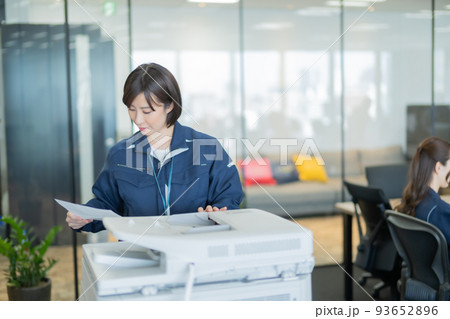 オフィスで働く作業着姿のエンジニア 93652896