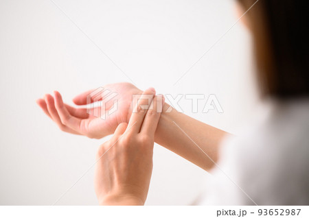 脈をとる手元 93652987