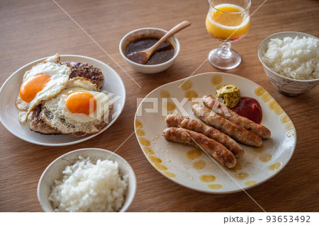 ソーセージと目玉焼きハンバーグの食卓 93653492
