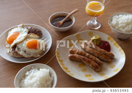 ソーセージと目玉焼きハンバーグの食卓 93653493