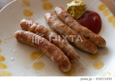 こんがりと焼いた生ソーセージ こんがりと焼いた生ソーセージ 93653495