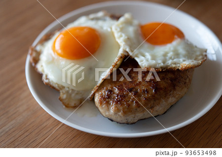 目玉焼きハンバーグ 目玉焼きハンバーグ 93653498