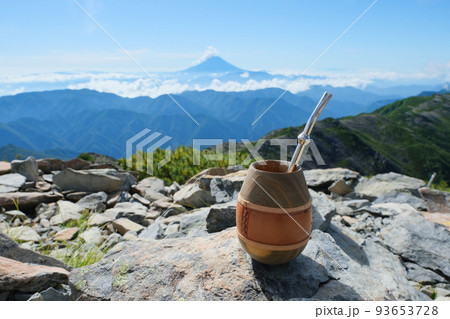 山とマテ茶。喫茶の時間。南アルプスの絶景トレイル。日本の雄大な自然。百名山、富士山。 山とマテ茶。喫茶の時間。南アルプスの絶景トレイル。日本の雄大な自然。百名山、富士山。 93653728