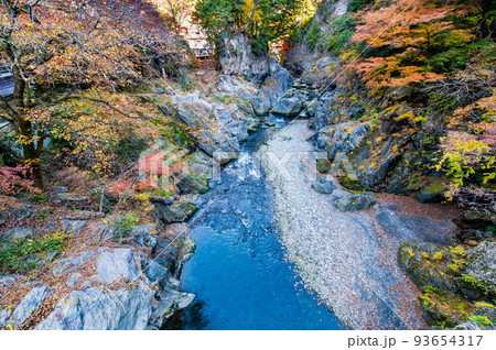 東京都奥多摩町 紅葉に染まる鳩ノ巣渓谷 ~鳩ノ巣小橋からの眺め~ 東京都奥多摩町 紅葉に染まる鳩ノ巣渓谷 ~鳩ノ巣小橋からの眺め~ 93654317