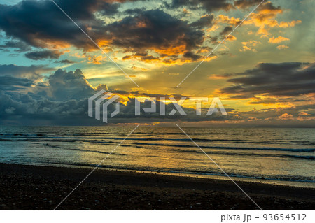 Idyllic sunset landscape. Tarcoles, Costa Ricaの写真素材 [93654512