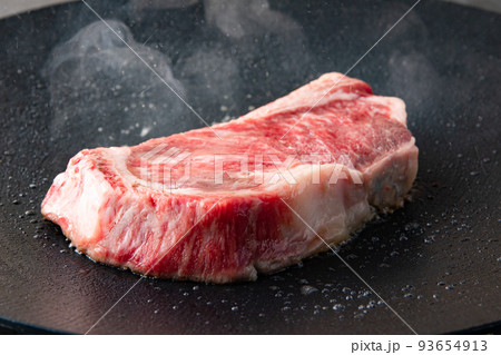 和牛ロース肉厚切りステーキ 93654913