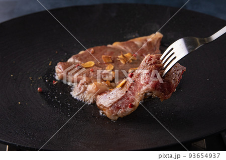 牛ロースステーキ 持ち上げ 牛ロースステーキ 持ち上げ 93654937