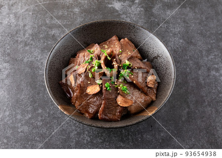 牛カルビ焼肉丼 牛カルビ焼肉丼 93654938