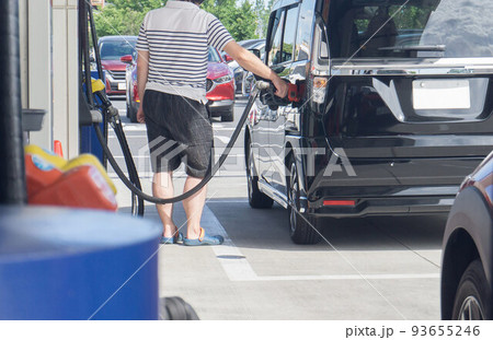 ガソリン価格　給油　ガソリンスタンド 93655246