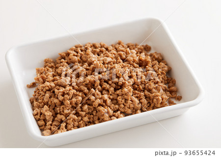 白い琺瑯のバットに入った大豆ミート 白い琺瑯のバットに入った大豆ミート 93655424