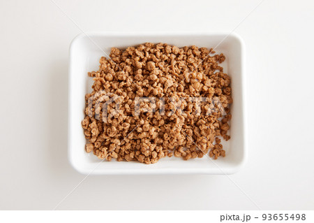 白い琺瑯のバットに入った大豆ミート 93655498