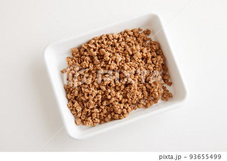 白い琺瑯のバットに入った大豆ミート 93655499