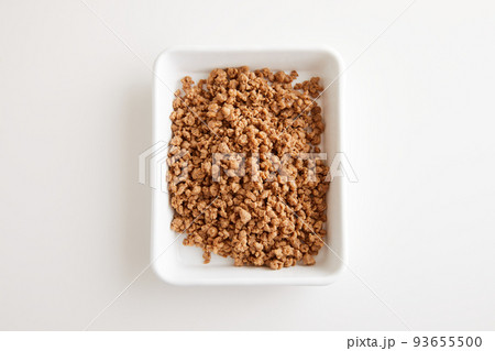 白い琺瑯のバットに入った大豆ミート 白い琺瑯のバットに入った大豆ミート 93655500