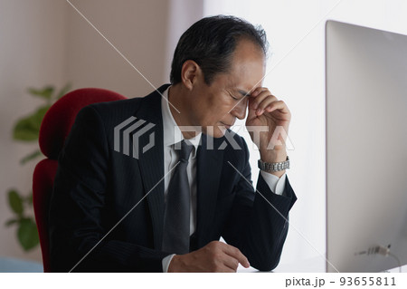 デスクワークに疲れるミドル男性 93655811