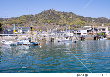 小型船の停泊する美しい港町の風景 広島県竹原市忠海町 忠海港周辺 小型船の停泊する美しい港町の風景 広島県竹原市忠海町 忠海港周辺 93656187