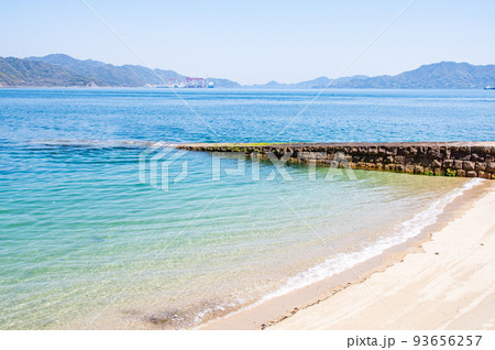 桟橋のある大久野島の美しい瀬戸内海の風景 広島県竹原市忠海町 桟橋のある大久野島の美しい瀬戸内海の風景 広島県竹原市忠海町 93656257