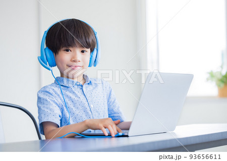 パソコンで授業を受ける男の子 パソコンで授業を受ける男の子 93656611