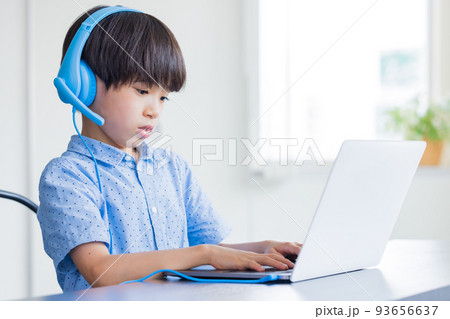 パソコンで授業を受ける男の子 93656637