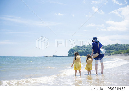 真夏の海の砂浜と青い空と親子 93656985