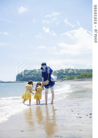真夏の海の砂浜と青い空と親子 93656986