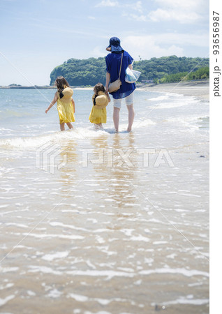 真夏の海の砂浜と青い空と親子 93656987