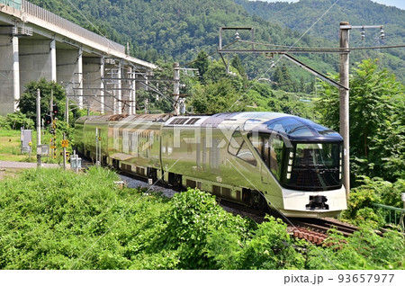 佐野下踏切を通過するトレインスイート四季島 93657977