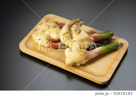 黒背景で撮影した葉つきしょうがの皿のせ 93658183