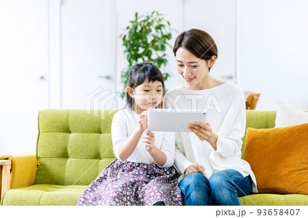 親子でタブレットを操作する 93658407