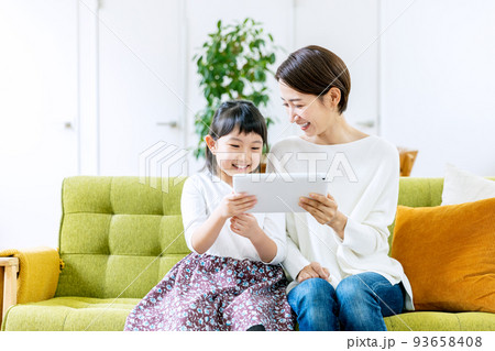 親子でタブレットを操作する 93658408