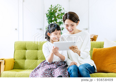 親子でタブレットを操作する 93658409