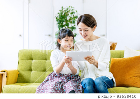 親子でタブレットを操作する 93658410