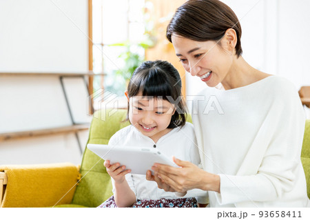 親子でタブレットを操作する 93658411