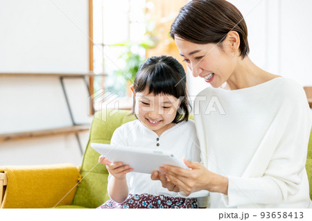 親子でタブレットを操作する 93658413
