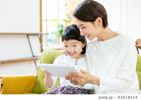 親子でタブレットを操作する 93658414