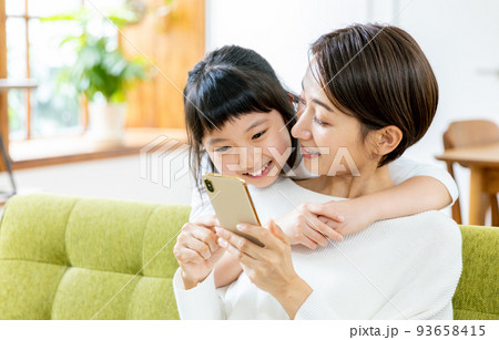 親子でスマホを見る 93658415
