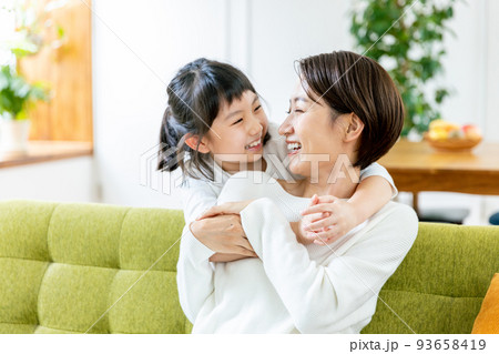 家族　親子　笑顔 93658419