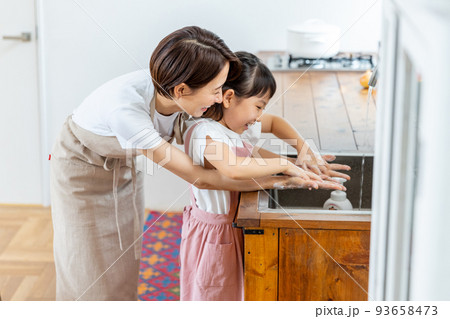 料理前に手を洗う親子　 93658473