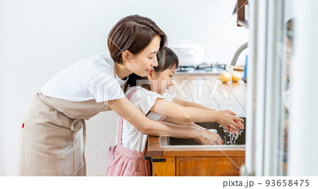 料理前に手を洗う親子　 93658475