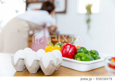 キッチンで手を洗う親子 93658479