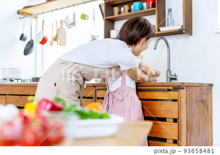 キッチンで手を洗う親子 93658481
