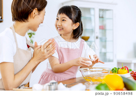親子で料理をする 93658498