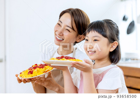 オムライスが完成して喜ぶ親子 オムライスが完成して喜ぶ親子 93658500