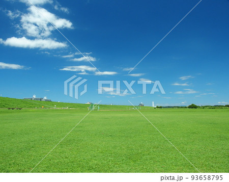 真夏の平日の除草された江戸川河川敷の野球場風景 93658795