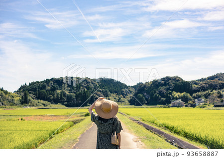 田んぼに囲まれた田舎暮らしのおしゃれでかわいい女の子の写真素材 田んぼに囲まれた田舎暮らしのおしゃれでかわいい女の子の写真素材