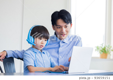 パソコンを使いレッスンを受ける女の子 93659151