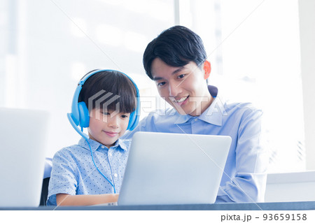 パソコンを使いレッスンを受ける女の子 93659158